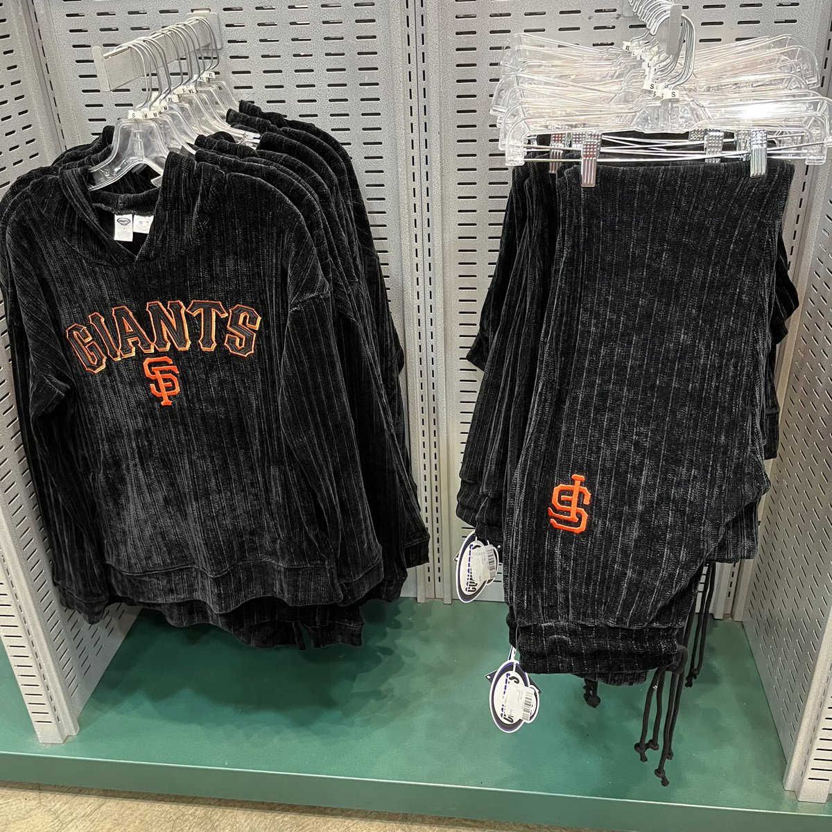 Giants Dugout Store tweet media