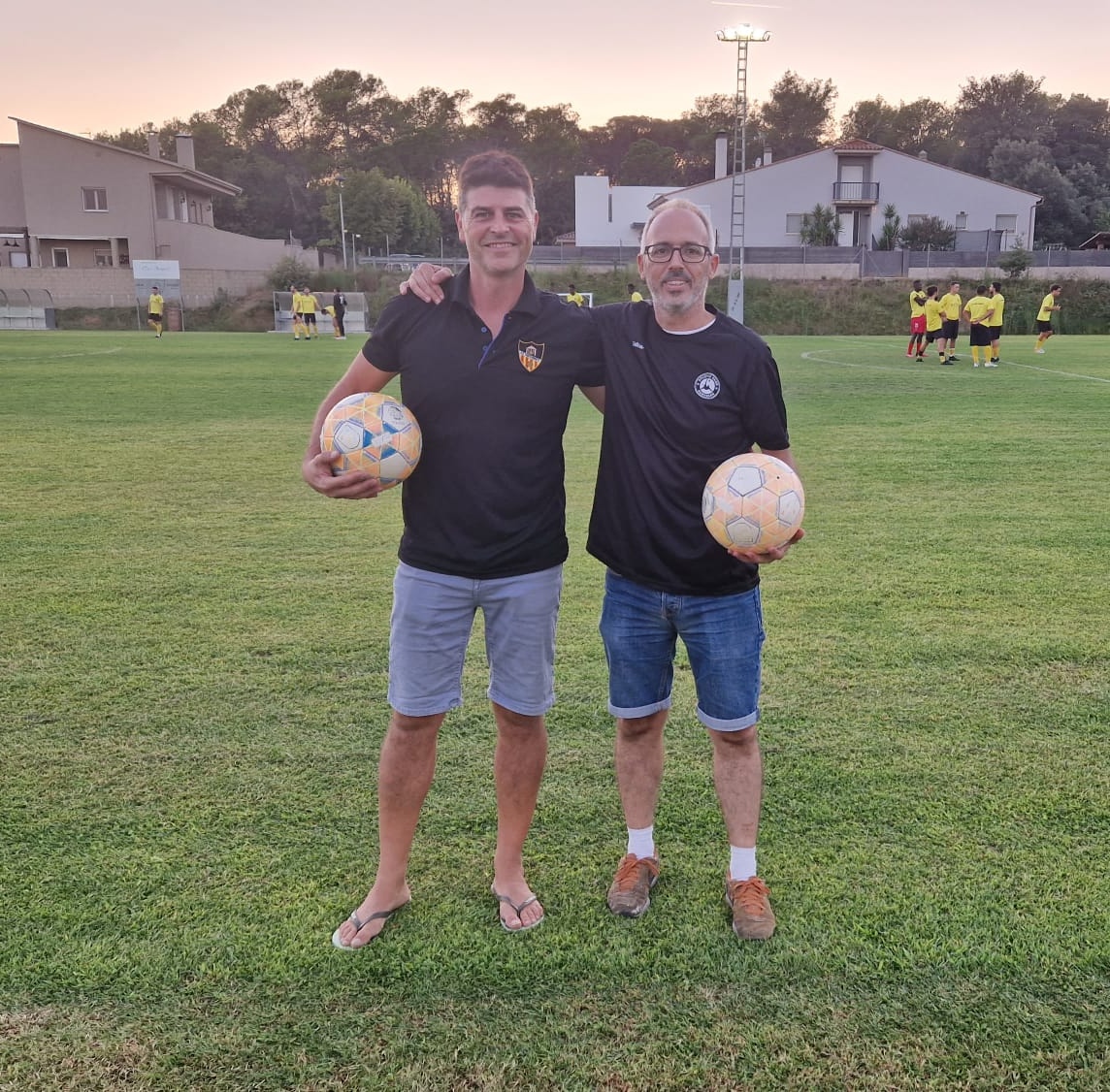 SangTaronjaBCN's tweet photo. FOTOCRÒNICA. La @uefontcoberta i l'@atletic_club fan pinya amb família i amics de Marc Riera en el memorial per recaptar fons per investigar el sarcoma d'Ewing. El de menys, el resultat (7-3). Felicitats per la iniciativa! #AmuntCollons https://t.co/cfGXMyJLMf