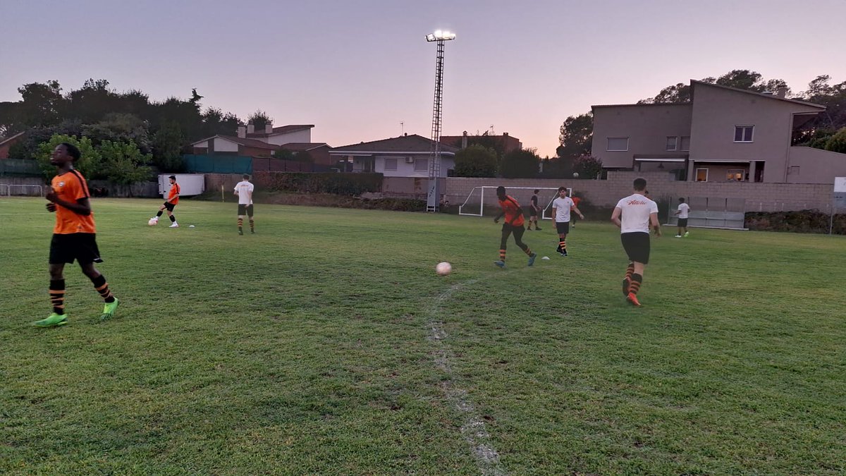 SangTaronjaBCN's tweet photo. FOTOCRÒNICA. La @uefontcoberta i l'@atletic_club fan pinya amb família i amics de Marc Riera en el memorial per recaptar fons per investigar el sarcoma d'Ewing. El de menys, el resultat (7-3). Felicitats per la iniciativa! #AmuntCollons https://t.co/cfGXMyJLMf