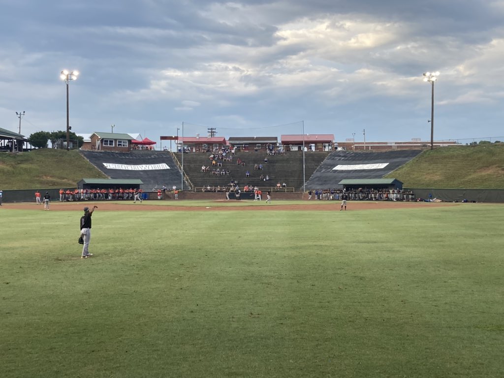 A little fall baseball at the Henkel tonight as a part of the @SEjucoJamboree. We will play Sunday at 10 am and 3 pm at @Baseball_LR #thevalley