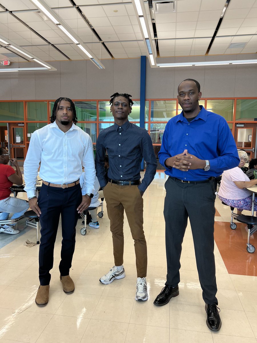 AthertonES's tweet photo. Grateful to have these young men on the A-Team! They helped with grandparents day and all other things as needed! #learningcoach #teacherapprentice #teamplayers https://t.co/16AdzGbCep