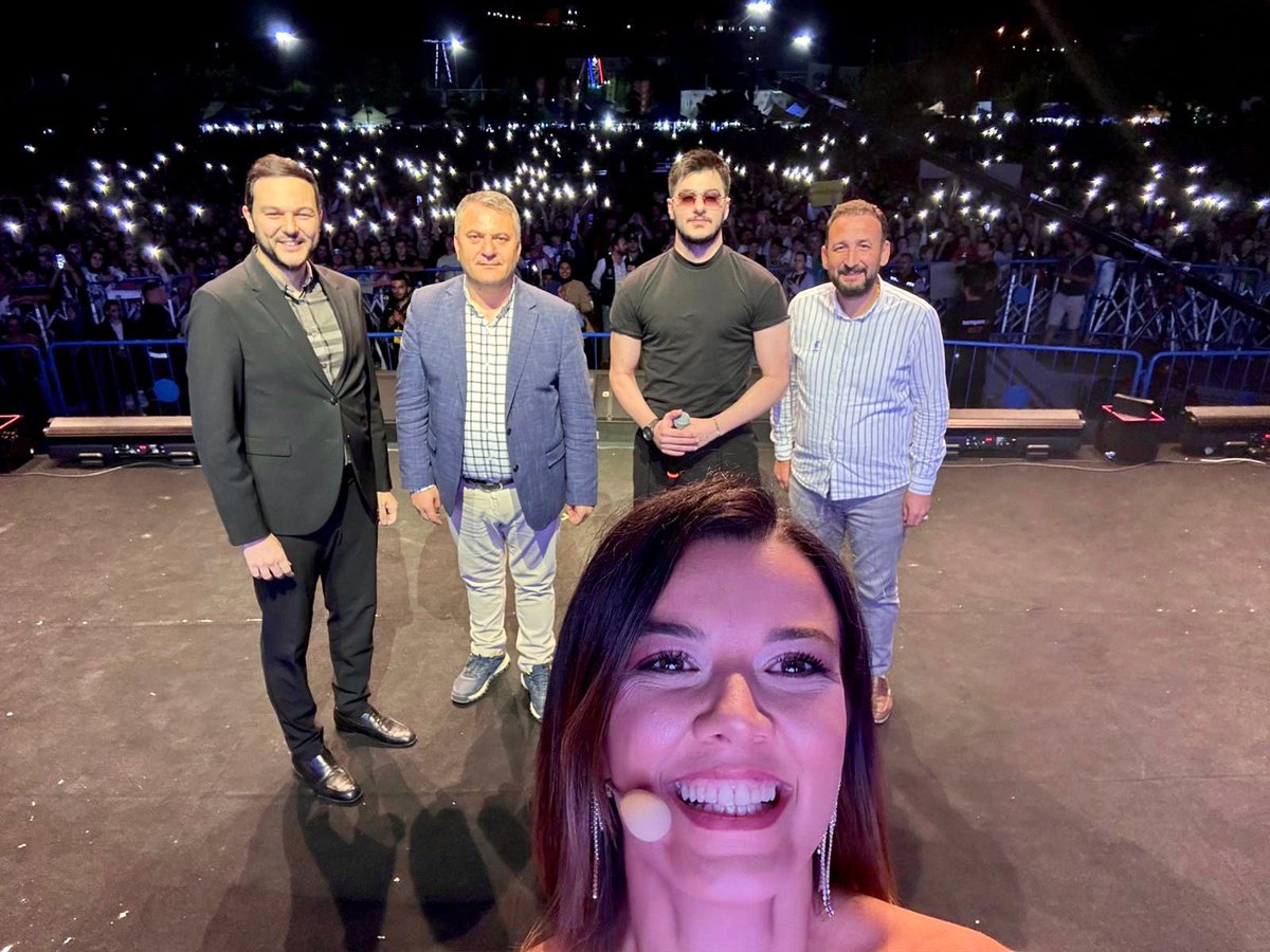 cubukbelediyesi's tweet photo. Bir selfie bin mutluluk😍Bu karede olmak için can atan kaç kişiyiz?🤤🩷 #UluslararasıÇubukKültürveTurşuFestivali #ÇubukBelediyesi #Çubuk #Festival #TamBelediyecilik #Eğlence #Kültür #Lezzet #Konser #Çubukfest2023 #ÇabukÇubukfeste #Çubukfest #Semicenk #MutluUlusoy https://t.co/TgzqZATwiC