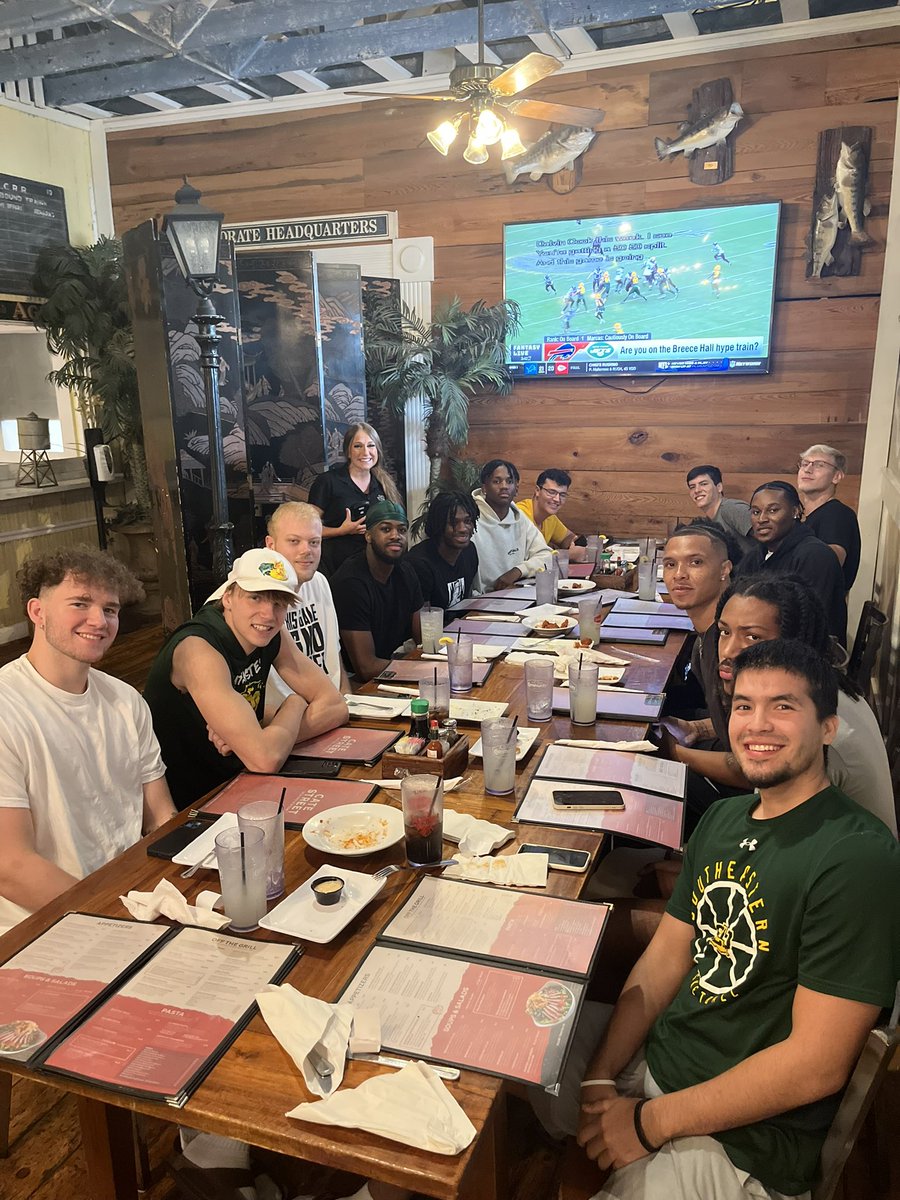 Team Dinner tonight at Catestreet Seafood Station🏀

#LionUp | 🦁👆
