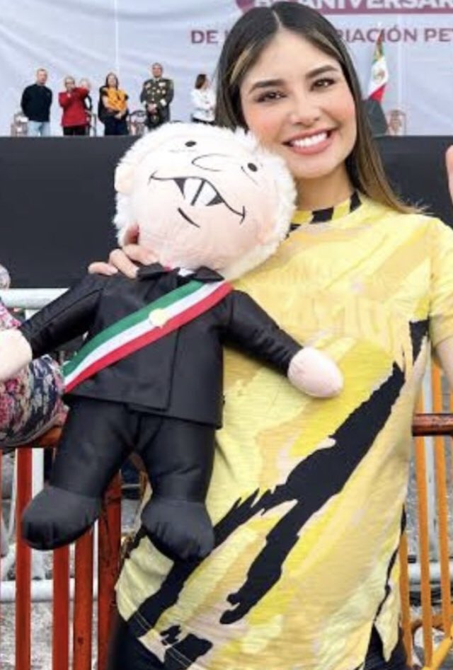 Sabuli_2007's tweet photo. El papá d la hija d Geraldine está enojado porq no secentiende q el gobernador SABIENDO D LA CERCANÍA D ESA MUJER CON #AMLO se atreva a hacerla enojar SI NO CONTARA CON LA ANUENCIA DEL PRESIDENTE PARA ENCARCELAR A ESE Q HOY OCUPA SU LUGAR.
Otro vodevil d 4ª y la Zopi desaparecida https://t.co/wysMB3Sk5r
