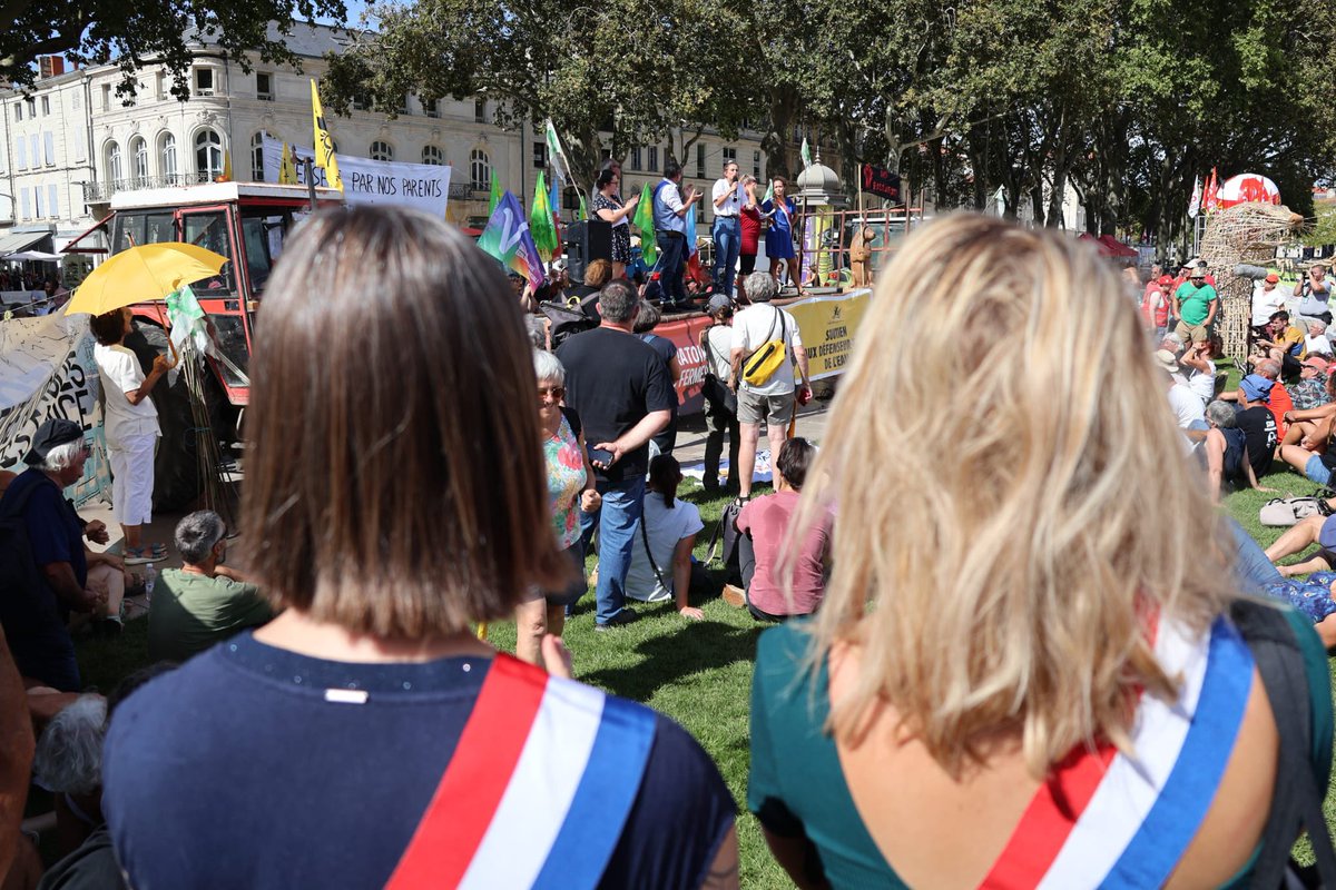 LisaBelluco's tweet photo. ‌✊ Nous étions 4000 aujourd'hui à #Niort.
4000 citoyen·nes et élu·es venues dire ❌ NON à la criminalisation de militants et leaders syndicaux qui organisent la mobilisation pour un accès juste et équitable à l'eau. #NoBassaran 🧶 👇 https://t.co/KKoDmOyILR