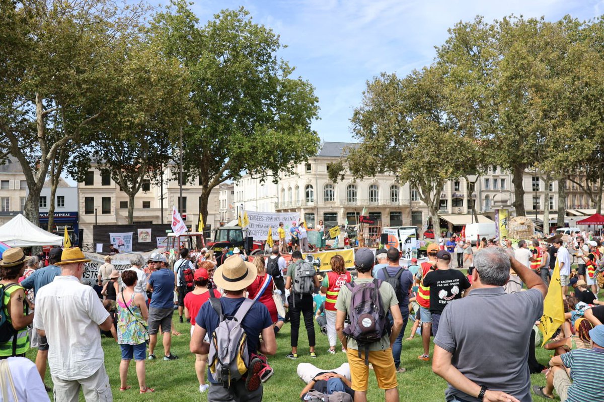 LisaBelluco's tweet photo. ‌✊ Nous étions 4000 aujourd'hui à #Niort.
4000 citoyen·nes et élu·es venues dire ❌ NON à la criminalisation de militants et leaders syndicaux qui organisent la mobilisation pour un accès juste et équitable à l'eau. #NoBassaran 🧶 👇 https://t.co/KKoDmOyILR