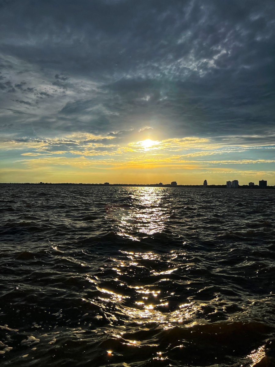 DawnEmerickEdD's tweet image. Grab someone’s hand and run quickly to catch this sunset. It’s gonna be a good one ❤️🔥 #battleofthesunsets #DUUUVAL