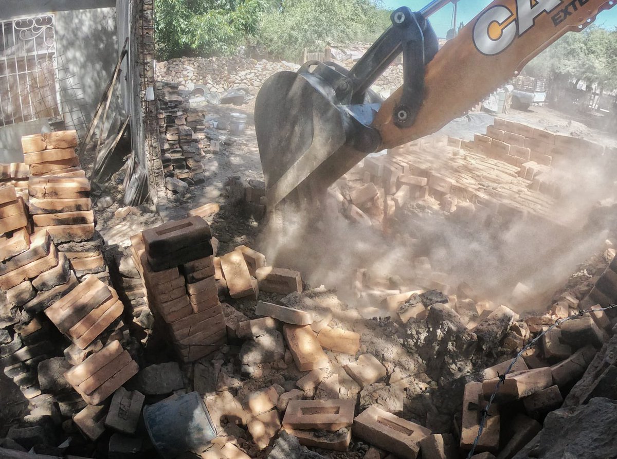 AmbienteDgo's tweet image. Seguimos trabajando en beneficio del medio ambiente hoy en compañía de juzgado cívico, seguridad pública y obras públicas, realizamos dos derribos de ladrilleras de campaña en arroyo seco. Seguimos pendientes con recorridos de nuestra policía ambiental. 🫡

#ResultadosDGO