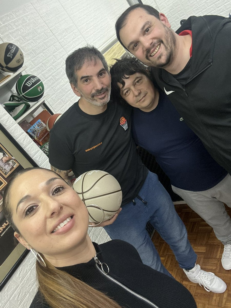 doblesytriples's tweet photo. ¡Muchas gracias Carlos Denegri por la entrevista para @doblesytriples en @ucuweb!
🎙️📱: @macarenalou16 y @adaniyasebas
🎥💻: @leomargo e @isonpatoco
#CarlosDenegri #UCUWeb #UCUPlay #LigaNacional @LigaNacional @LFBArgentina #LigaFemenina @ferrobasquetok @FerroOficial https://t.co/GUVDXxGLsD