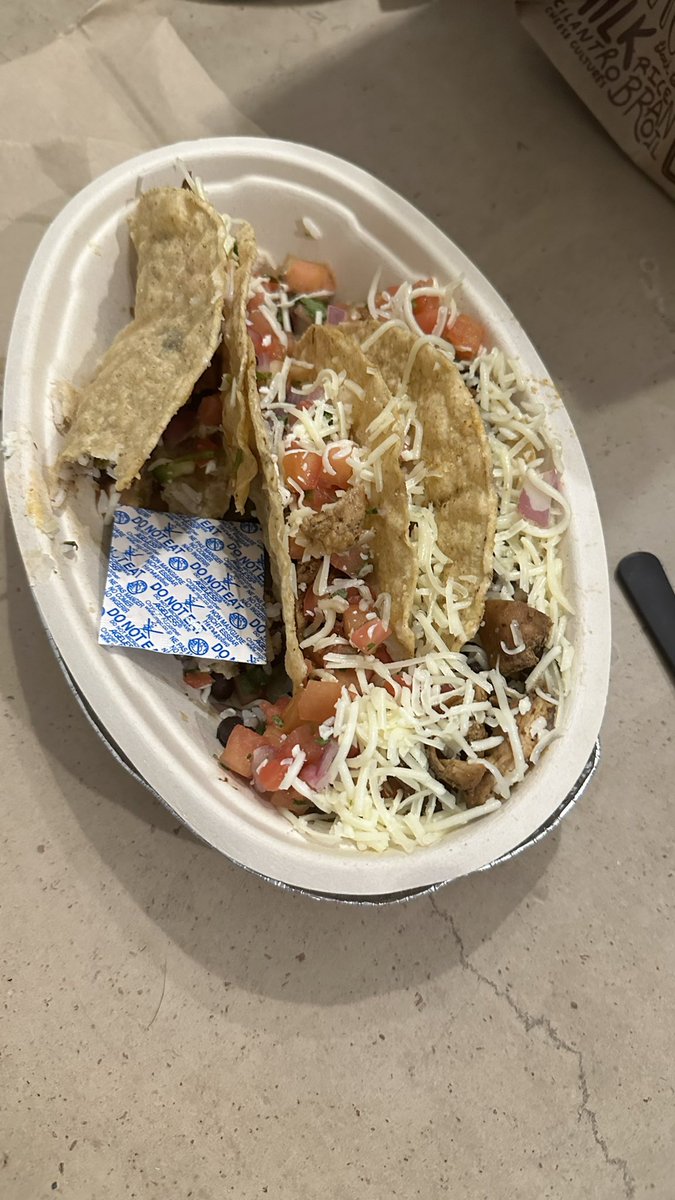 themichaelroma's tweet photo. @ChipotleTweets  this was in my food! And I took 3 bites before seeing the DO NOT EAT PACKET! I am sick to my stomach. https://t.co/2rIhvRZbC6