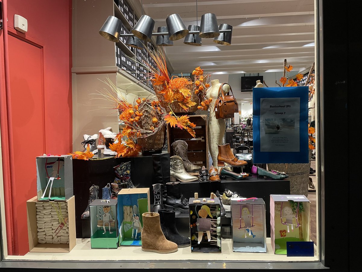 smitsschoenen's tweet photo. T/m vogende week vrijdag even wat minder schoenen in de etalage, maar wel de kunstwerken van groep 7 van de Johannes Paulus school voor KunstVesting Heusden dit weekend 9 en 10 september! 
#mooisteplekkievannederland https://t.co/Nn2ezabOoG
