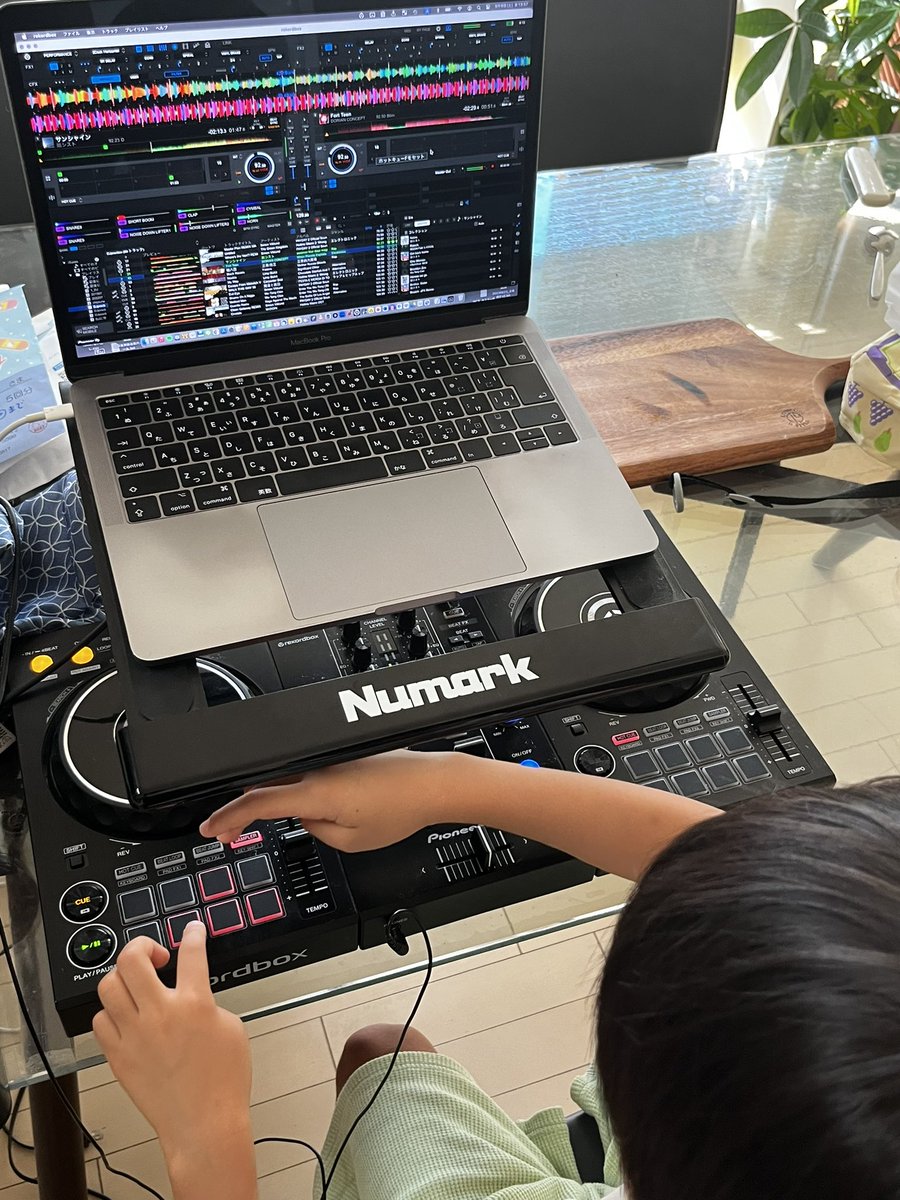 araibeats's tweet photo. 6歳のくせに朝からPCDJやってる https://t.co/s9lVVWZedp