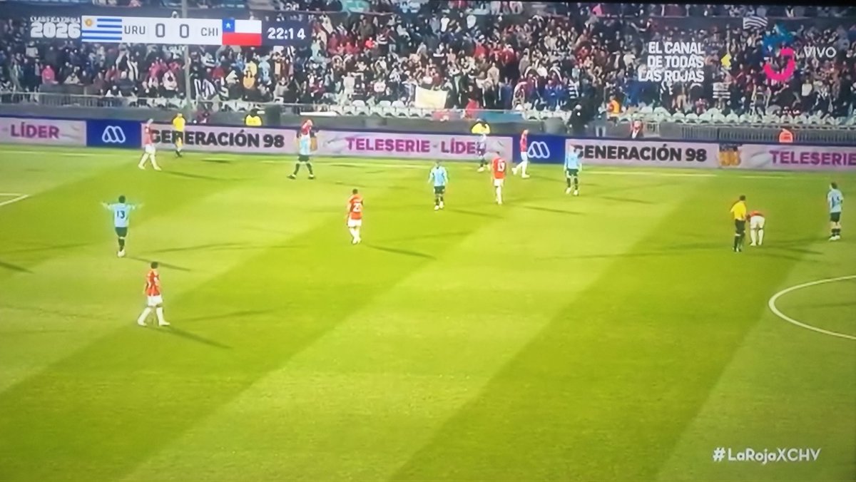 teledeantes's tweet photo. Los estáticos digitales son el invento televisivo más ordinario desde el público virtual de la pandemia.

Ya he visto jugadores que se quedan sin brazos y encima Mega le coló una promo de su teleserie a Chilevisión. https://t.co/rPKt7cmztw