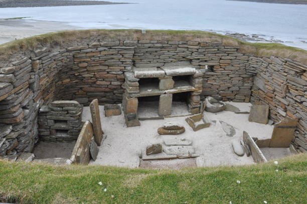 Skara Brae, Orkney Adaları'nda M.Ö. 3100'lerde kurulmuş antik bir köy. Taş evler ve gizem dolu tarih! 🏠🏞️ #SkaraBrae #AntikKöy #Tarih #MÖ3100ler #Uk