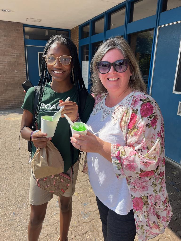 relentlesslife8's tweet photo. Our new 7th grader has been asking to share a sweet treat since last week. We finally had it, and it was the best part of my week! Love @TJEMS_84 kids! They are the best! https://t.co/wBW97YR816
