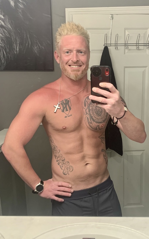 ConvincingStr8s's tweet photo. 😊Playing with a sexy body builder 🥰 https://t.co/FFBbsAF5iE