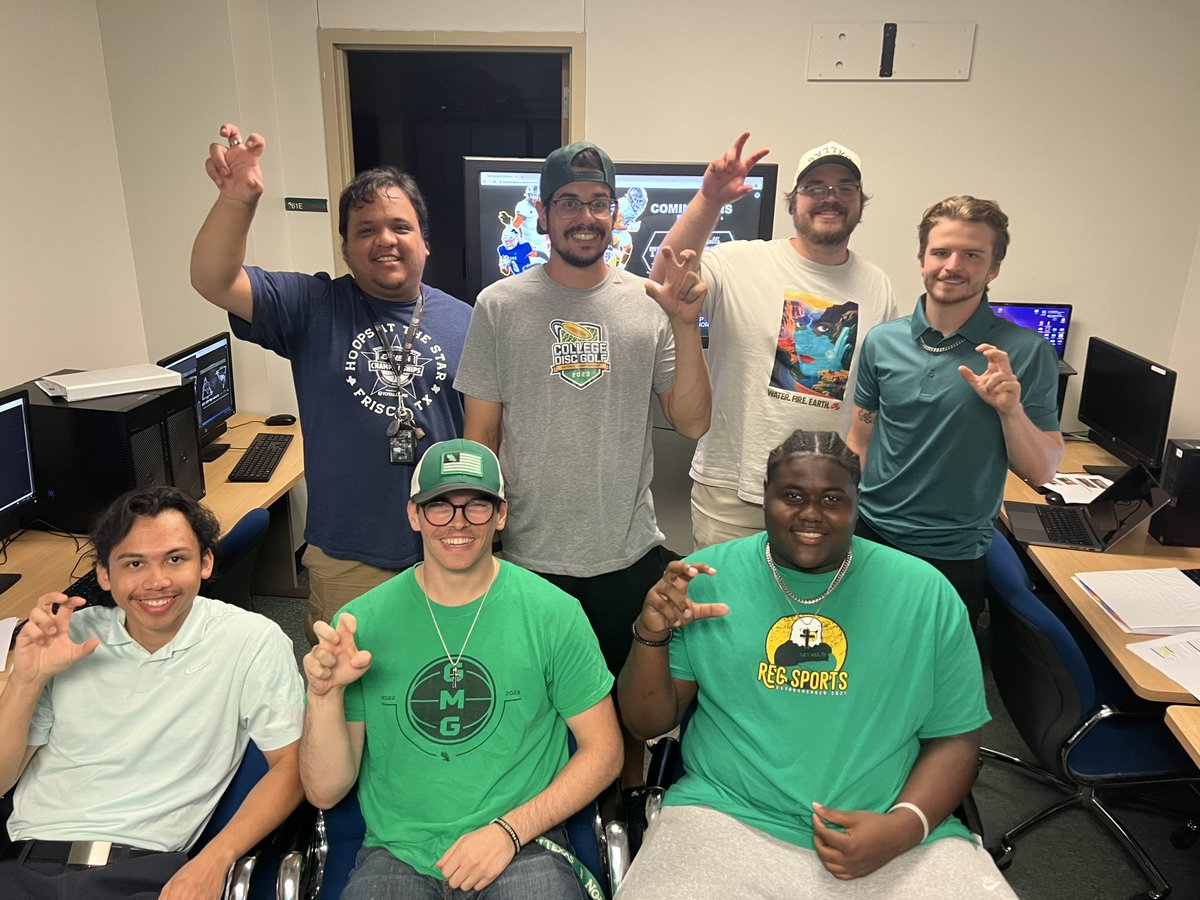 __vna's tweet photo. ARE YOU KIDDING??? EDITORS SLIGHT FLEX BEFORE THEY FEED @Nick_Lalpuis &amp; @GPowersScout SOME LIVE HIGHLIGHTS!!! 

Watch for free on https://t.co/keX9taiY64🤠 7:30-10:00pm #txhsfb @dctf @Texan_Live https://t.co/FI29RjXgY7