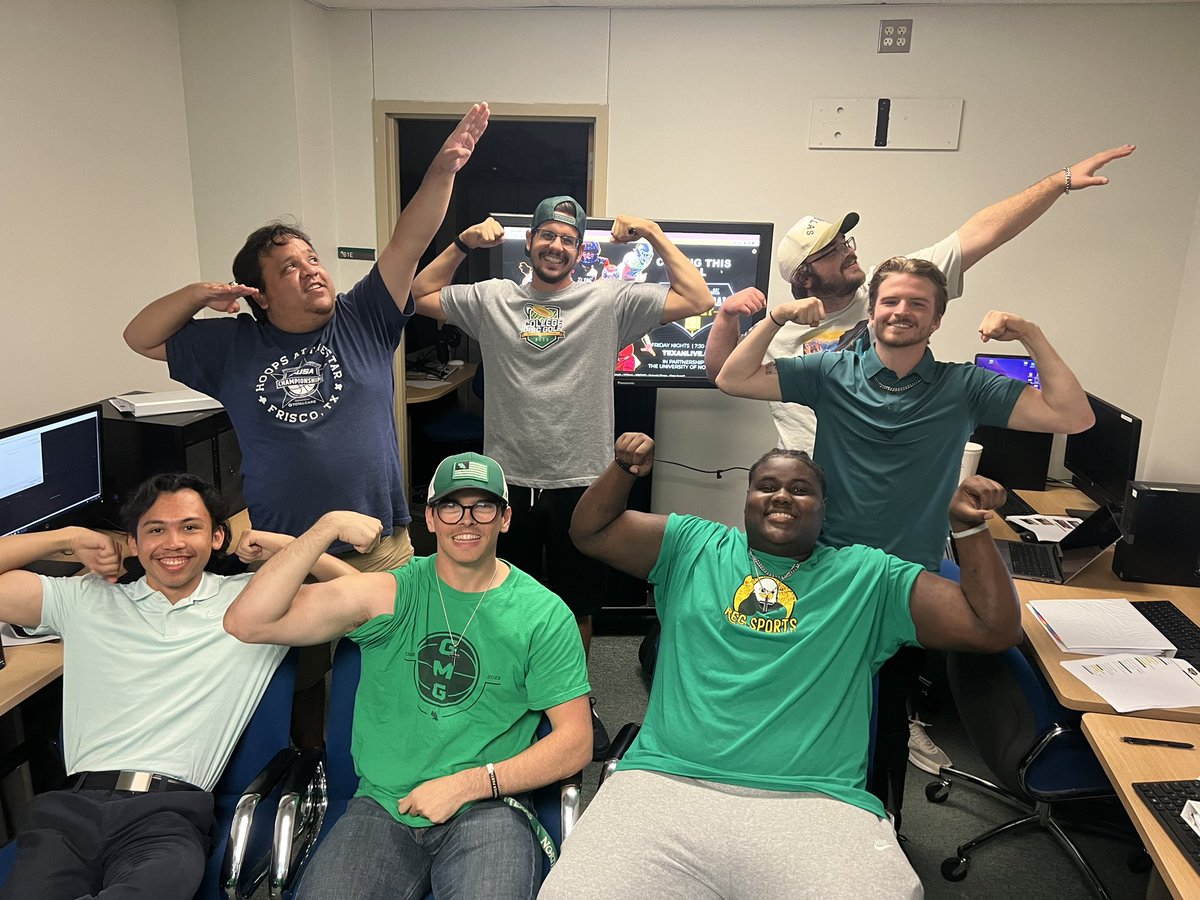 __vna's tweet photo. ARE YOU KIDDING??? EDITORS SLIGHT FLEX BEFORE THEY FEED @Nick_Lalpuis &amp; @GPowersScout SOME LIVE HIGHLIGHTS!!! 

Watch for free on https://t.co/keX9taiY64🤠 7:30-10:00pm #txhsfb @dctf @Texan_Live https://t.co/FI29RjXgY7