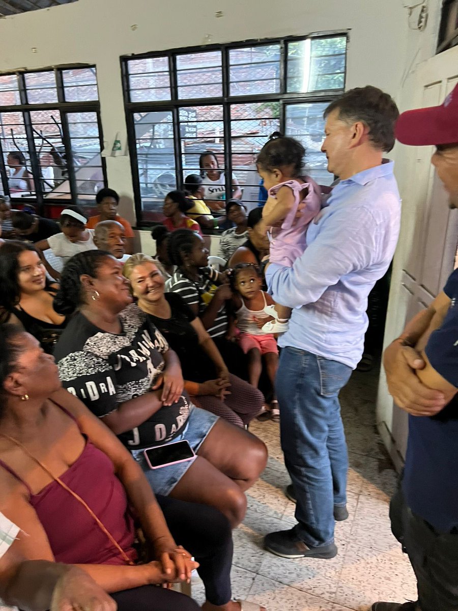 WilsonRuizO's tweet photo. Lo digo y lo sostengo ⚠️ NO SE VAN A ROBAR LOS RECURSOS DEL PAE

De niño fui vendedor ambulante y sé lo que  se siente tener hambre. Pero también aprendí que, con la formación adecuada y los recursos bien administrados, se puede salir de las situaciones de vulnerabilidad. 

En el comedor comunitario Semillas de Amor en Cosecha, me comprometí a que cuando sea alcalde de Cali, nuestros hijos recibirán una alimentación nutritiva y digna. No permitiré ni un acto más de corrupción con la alimentación de nuestros niños y niñas y de las personas más vulnerables. 
🛟 #SOSCali #WilsonAlcalde