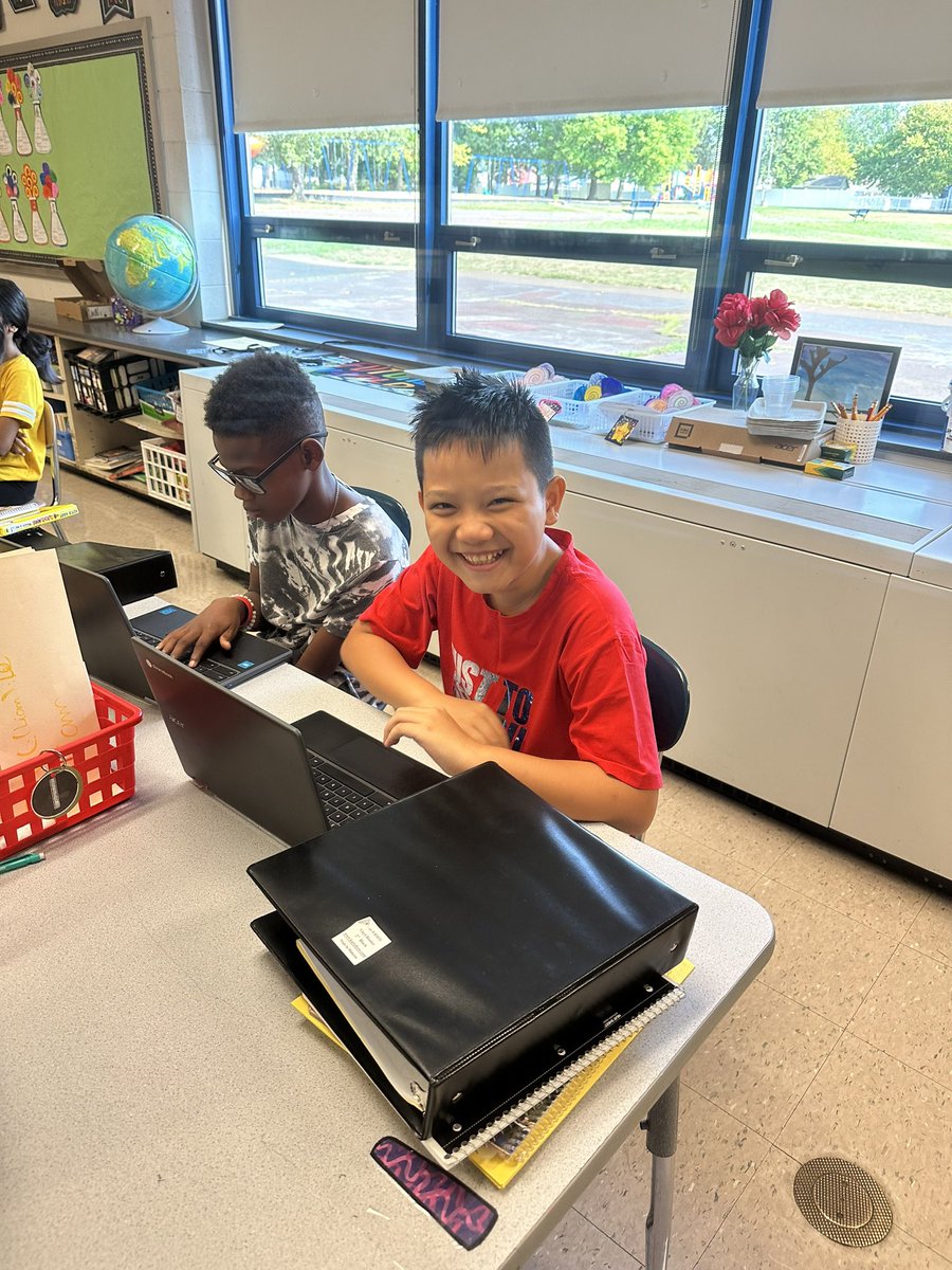 6thGradeSquad's tweet image. Ss kicked of the day with @wendystoverNPSD & @mikebotti 
learning Chromebook features that make learning more accessible with @PearDeck. One Ss easily read the message. 😎🌎💻@OakPark_NPSD @jmeljohnson @DeNpsd 
#ImmersiveReader
#languagetools
#speechdictation 
#coolsharks
