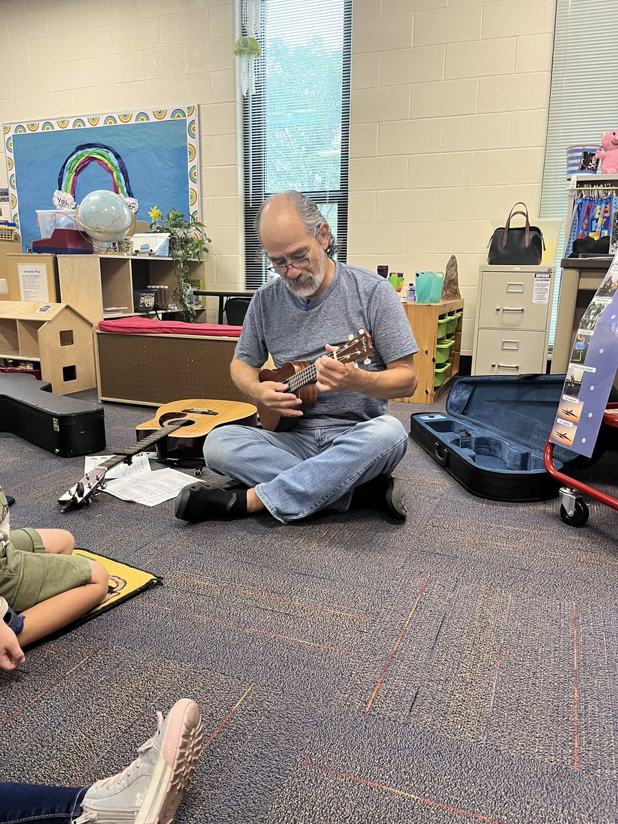 deanne_ELC's tweet photo. Special guest today! Mr. Gerardo came in to do music with the morning class!!! https://t.co/U8dQhrIhJh