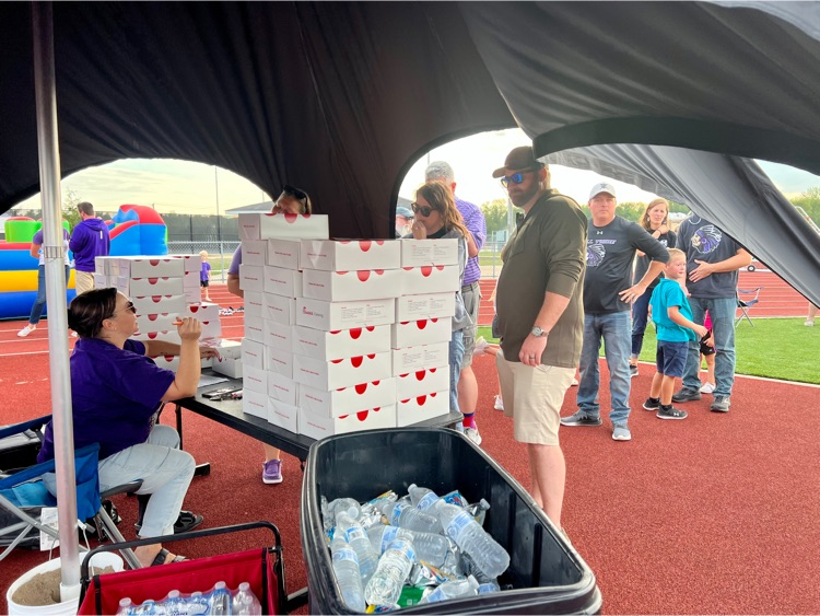 M19_MHS's tweet photo. MMS and MHS Staff Tailgate 2023 at our Friday Night Football Game!! It's always a GREAT time to get our two families together! ๐ #OneTeamOneTribeOneFamily
#19EveryStudent https://t.co/xFFg10IYl6
