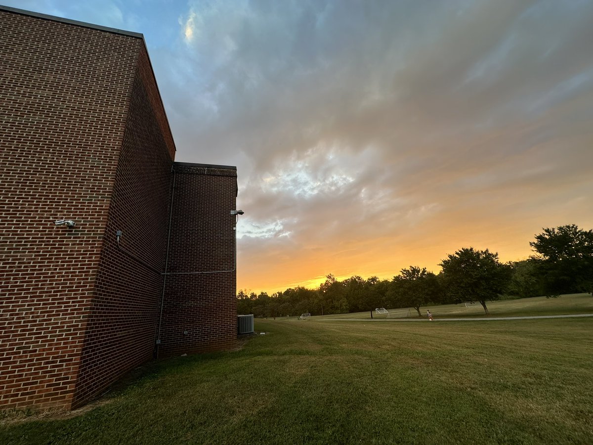 MsGSpEducator's tweet image. When you have to stay at work till almost 8p to catch up just a little….. at least the view was pretty.