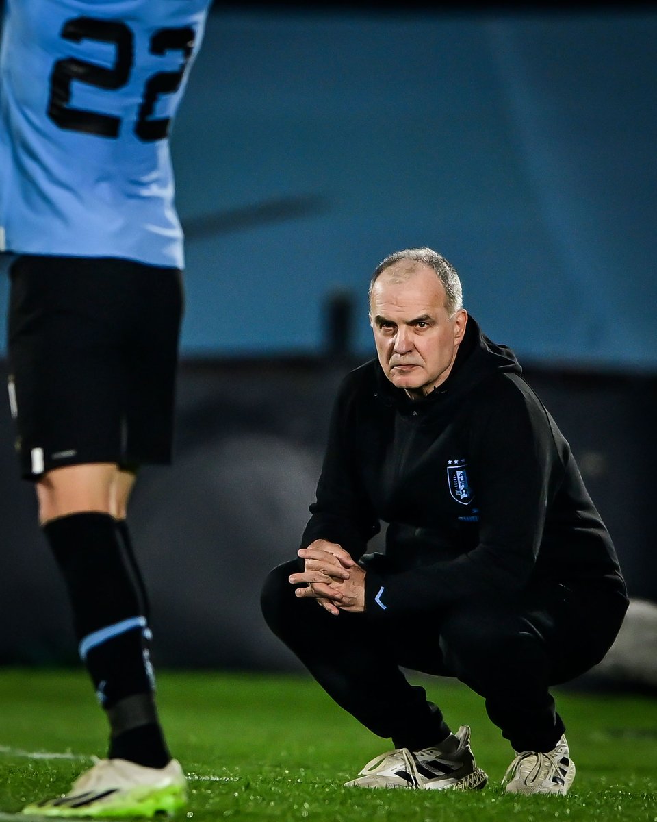 brfootball's tweet photo. Classic Marcelo Bielsa 🧎‍♂️ https://t.co/1ANuuBo8nW