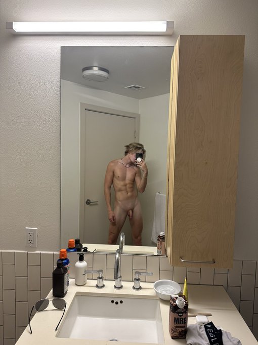 Just standing around. https://t.co/sNezJSDLIt