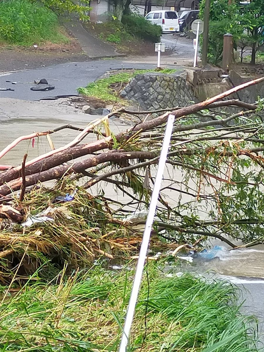 ObKlv's tweet photo. 内郷白水川平地区の一部が端が流されて完全孤立、、、

橋の下に水道管が通っていたのでそれもなく断水、、、

生活どうしよう😨

#台風13号 
#いわき市
#台風被害 https://t.co/37d1k6PK6k