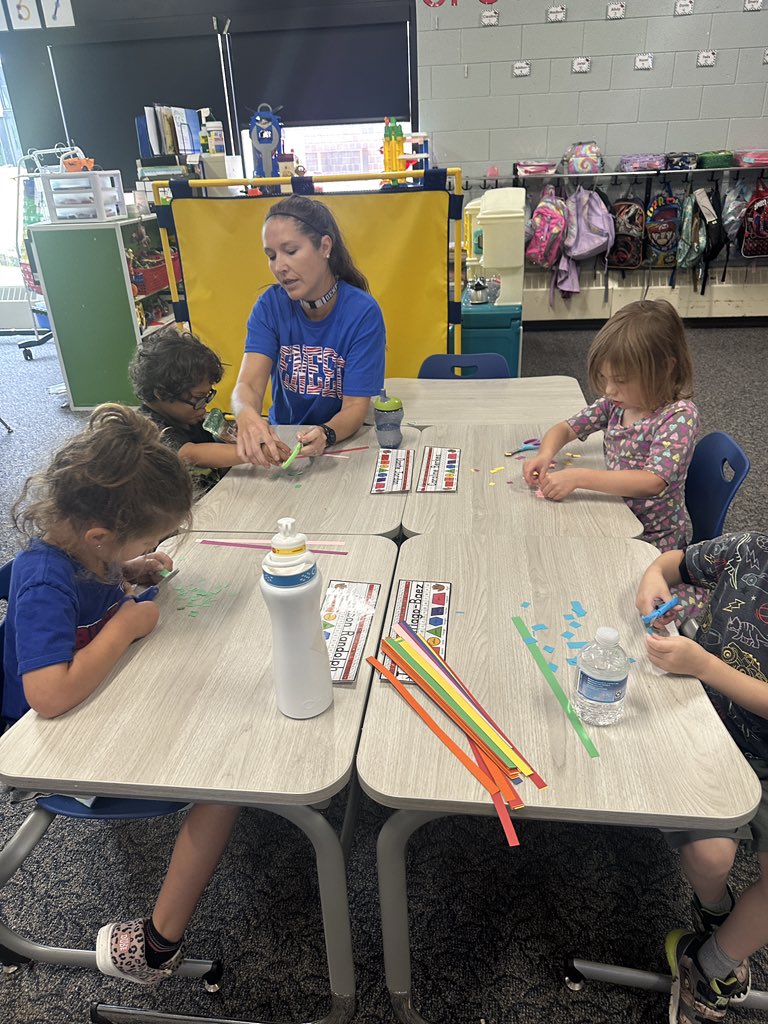 mistervanepps's tweet photo. Day three and these kinders have already mastered ‘school’. @GeneseoCSD https://t.co/DqRN5BHyNY