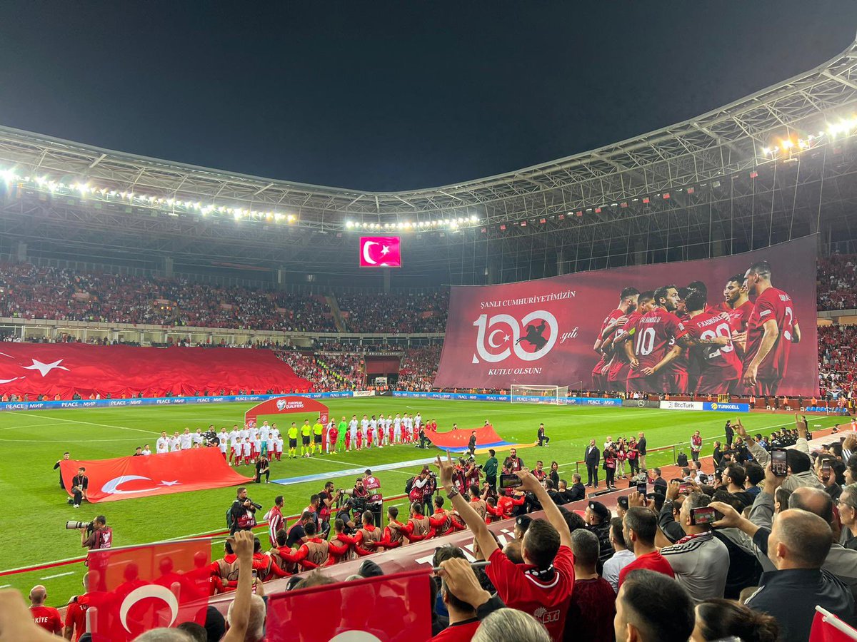 90 Dakika hiç oturmadık. Dişil Enerjinin en yücesini gönderdik🇹🇷 Top girmeyince girmiyor; atamayana da atıyorlar işte. 2 puan alamadık. Gördüğüm hata; neden Irfan Can çok geç alındı ki? Kadro hatalıydı. Bu gecenin iki adamı çok net Hakan ve Irfan Can.  Hakan çok yalnız kaldı.😩