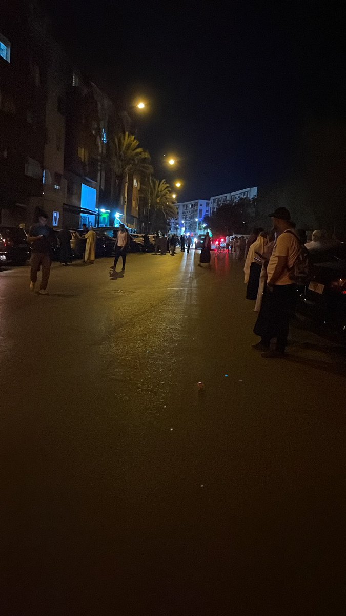 ciceku's tweet photo. Panik yok, koşturmaca yok, sakince 10-15dk bekleyip dağılma var. Her olaya meşi müşkil (sorun yok) diyen Faslılar depremde de ilk şoku atlatınca standart rahat hallerine döndüler. Bizim gibi her şeyi dert edinen Türkler için zor ama uygulayabilsek belki de daha rahat olabilirdik https://t.co/FRgDHS5UuK