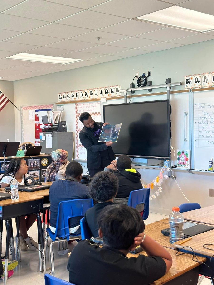 RoanokeSchools's tweet photo. Our schools are #LiteracyRockstars every day, but many of them held special events, celebrations, and readings today to celebrate #InternationalLiteracyDay. We have such a strong community of readers! #WeAreOne https://t.co/NwhnR06S1l