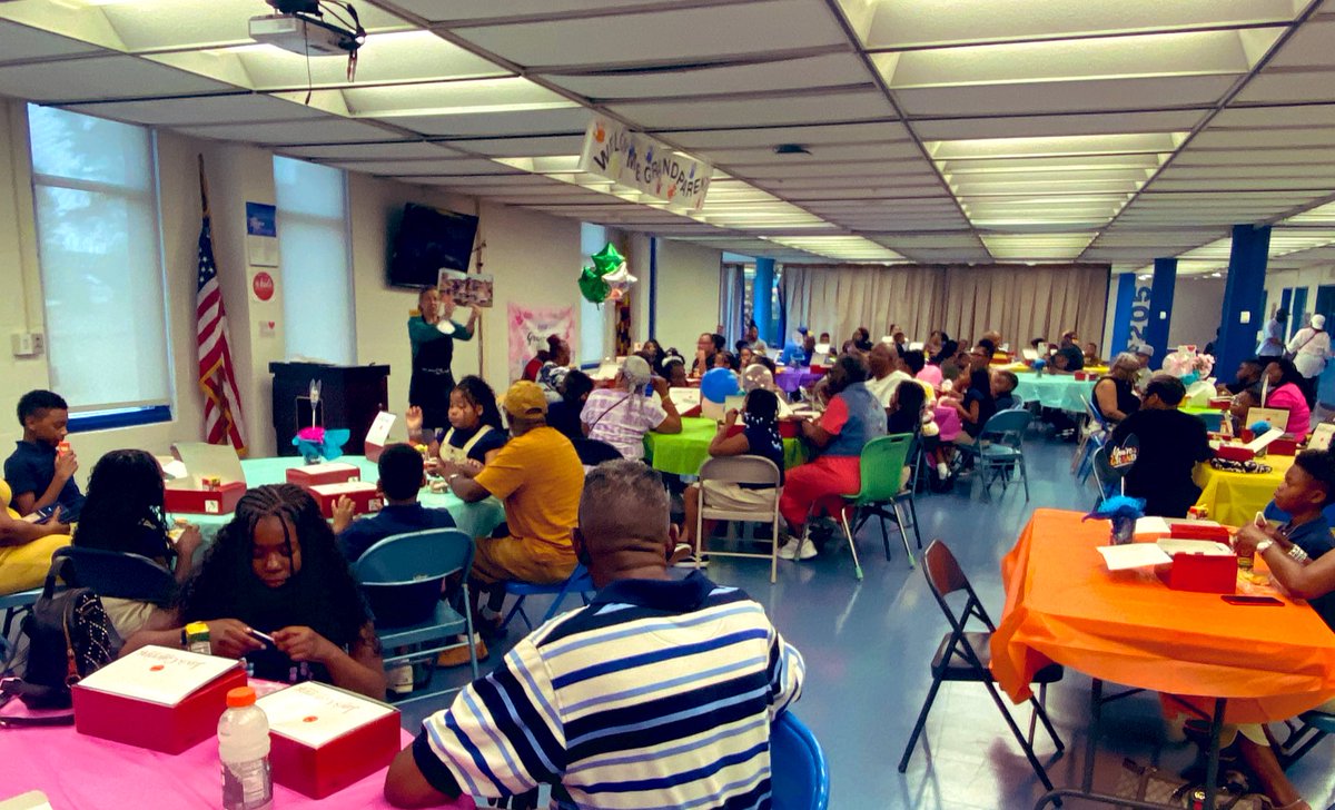 cmbradybrooks's tweet photo. We had a wonderful time celebrating Grandparent’s Day @moraviapark_105 🦁🎉We welcomed our grandparents to enjoy lunch, a read aloud of Grandma’s Tiny House &amp; @artwithaheart_ art activity with their grandchildren. All the good Friday feels💙@BaltCitySchools https://t.co/7DG6dQeq96