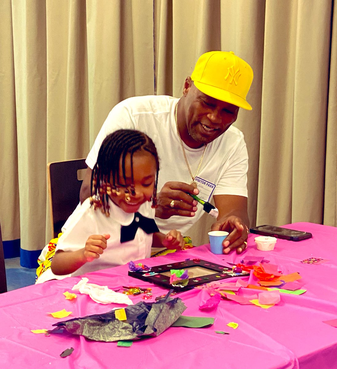 cmbradybrooks's tweet photo. We had a wonderful time celebrating Grandparent’s Day @moraviapark_105 🦁🎉We welcomed our grandparents to enjoy lunch, a read aloud of Grandma’s Tiny House &amp; @artwithaheart_ art activity with their grandchildren. All the good Friday feels💙@BaltCitySchools https://t.co/7DG6dQeq96