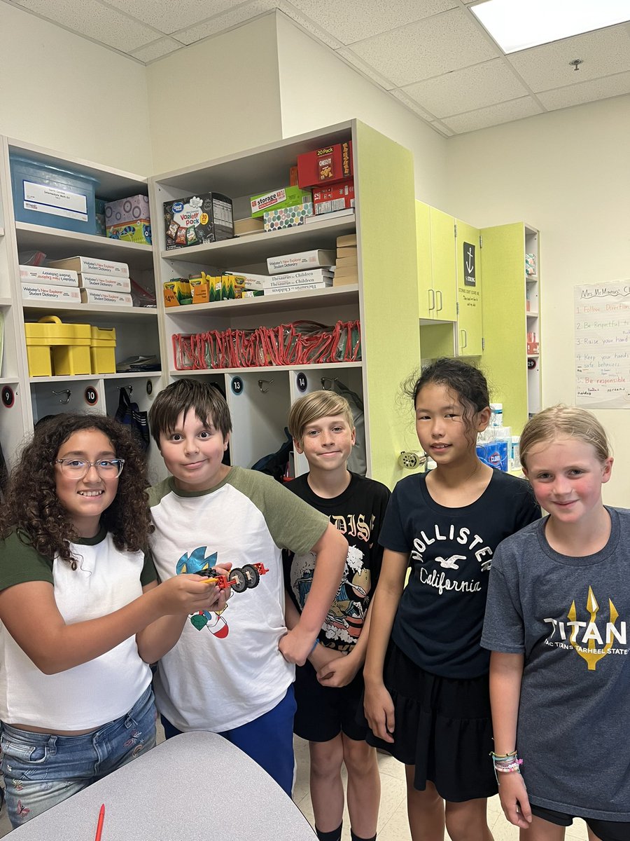 amcmanus612's tweet photo. Our fifth graders did an amazing job today collaborating with each other! So much fun watching them work together ❤️@ScottsRidgeES @beYOUnique https://t.co/4PQ5RdA52D