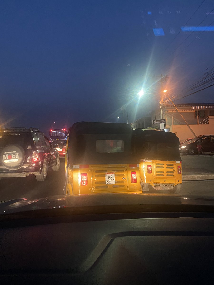 alexse23's tweet photo. Sres @ATMGuayaquil se trabajó en un plan de acción de circulación vehicular por la construcción del mall del norte ?? Kaos en mucho lote 1, falta de agentes y conductores que irrespetan señales de tránsito  y ni q hablar de las tricimotos @EmergenciasEc @alcaldiagye @ftabacchir https://t.co/dZpuHvKsKW