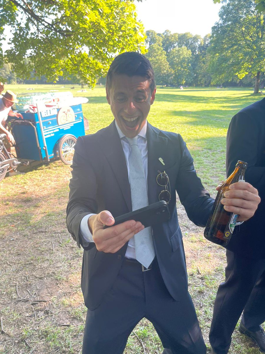 Ich war heute auf einer Hochzeit und habe das Spiel #GERUSA nur in Teilen auf dem Handy verfolgt. Ein Wahnsinn. Dieses Team. So unfassbar. Nicht zu glauben. Danke, <a href="/DBB_Basketball/">Dt. Basketball Bund</a> für diese historische Geschichte. Ich glaube, dieses Bild zum spielende sagt alles. Holt euch Gold!