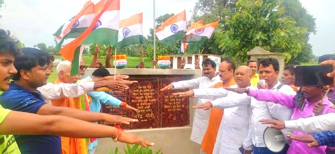 AjitRawatBJP's tweet photo. कल 'मेरी माटी, मेरा देश' के अंतर्गत अमृत वाटिका के लिए रॉबर्ट्सगंज ब्लॉक के ग्रामों में हर घर से एक चुटकी मिट्टी कलश में एकत्रित करते हुए।
#MeriMaatiMeraDesh #AmritKalashYatra #Robertsganj #BJP4UP #AjitRawatBJP