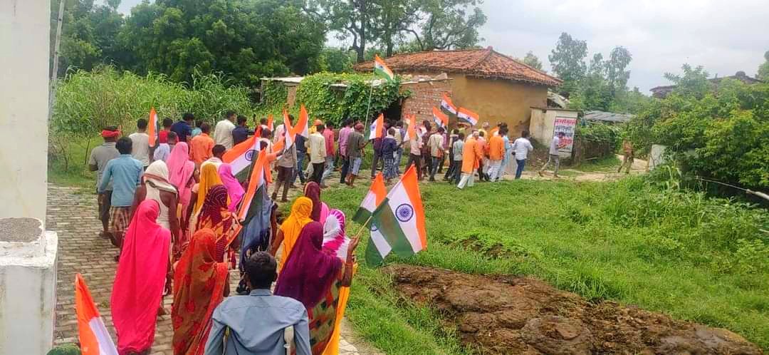 AjitRawatBJP's tweet photo. कल 'मेरी माटी, मेरा देश' के अंतर्गत अमृत वाटिका के लिए रॉबर्ट्सगंज ब्लॉक के ग्रामों में हर घर से एक चुटकी मिट्टी कलश में एकत्रित करते हुए।
#MeriMaatiMeraDesh #AmritKalashYatra #Robertsganj #BJP4UP #AjitRawatBJP