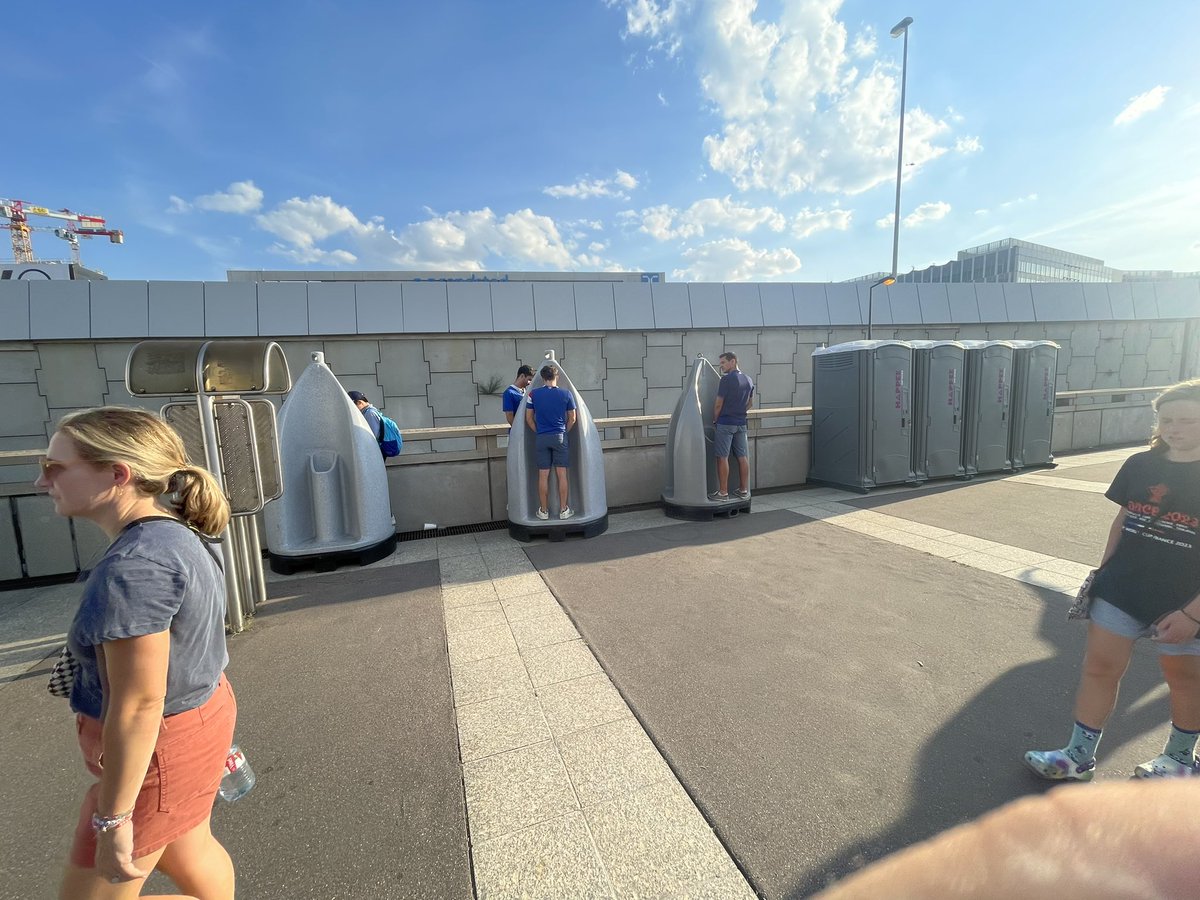 jcrbourse's tweet photo. @BraderieLille59 Mettez des toilettes. Incroyable. Tous les ans pareil. Un seul urinoir a Republique et a 300 m a la ronde. Regardez ce que fait le stade de france par ex. Ca existe des pissotieres de rue. https://t.co/4nLX3XEbkf