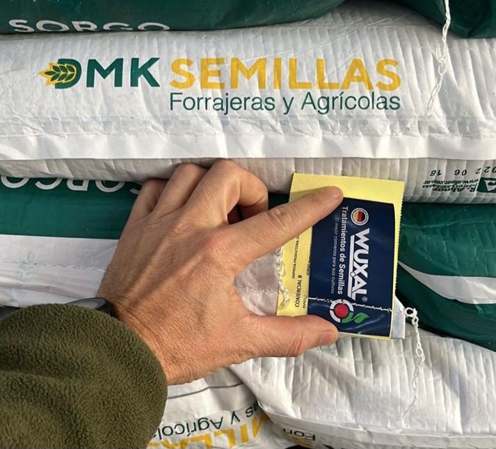 ialbanese_uy's tweet photo. Un día nos propusimos desarrollar los mejores tratamientos nutricionales y bioestimulantes para semilla, y que fuesen utilizados en las genéticas de punta de las diferentes áreas...
Y acá estamos..
#wuxal seed treatment.
@Maisor_Agro https://t.co/pskZhFJXtT