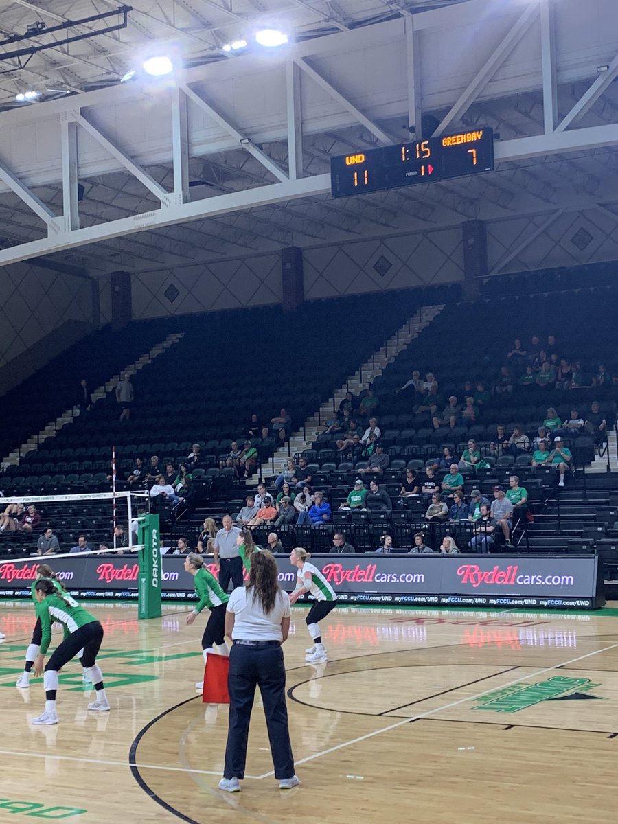 BeccaBichel's tweet photo. Cheering on the UND Women’s Volleyball team. Go Hawks! https://t.co/fniZ4EOmln
