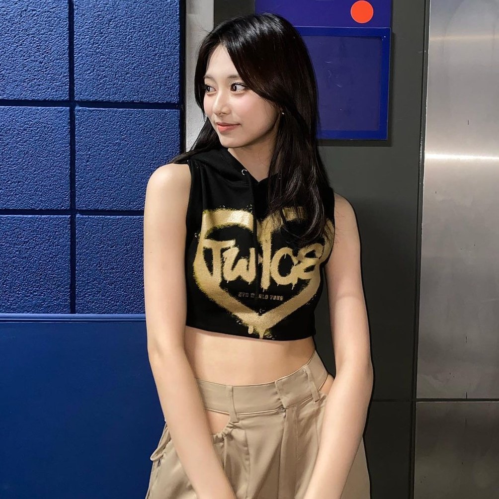 tjvfeed's tweet photo. #taehyung &amp; #tzuyu 🖤 https://t.co/6Vs8KSWfE2