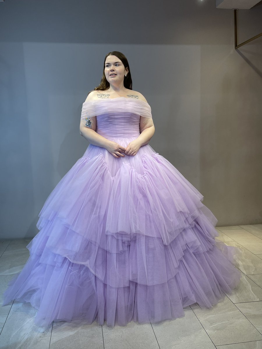 studywithkat's tweet photo. Nails today, hair tomorrow. Thursday is my photoshoot for my wedding so this week is all about keeping my skin calm and trying to keep ~pretty~.  Also here, have some photos of my wedding shoot dresses. https://t.co/IApx027t2C