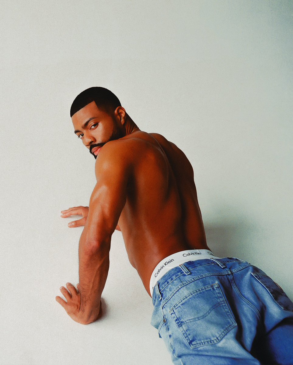 aaronricketts_'s tweet image. This is how I photograph men