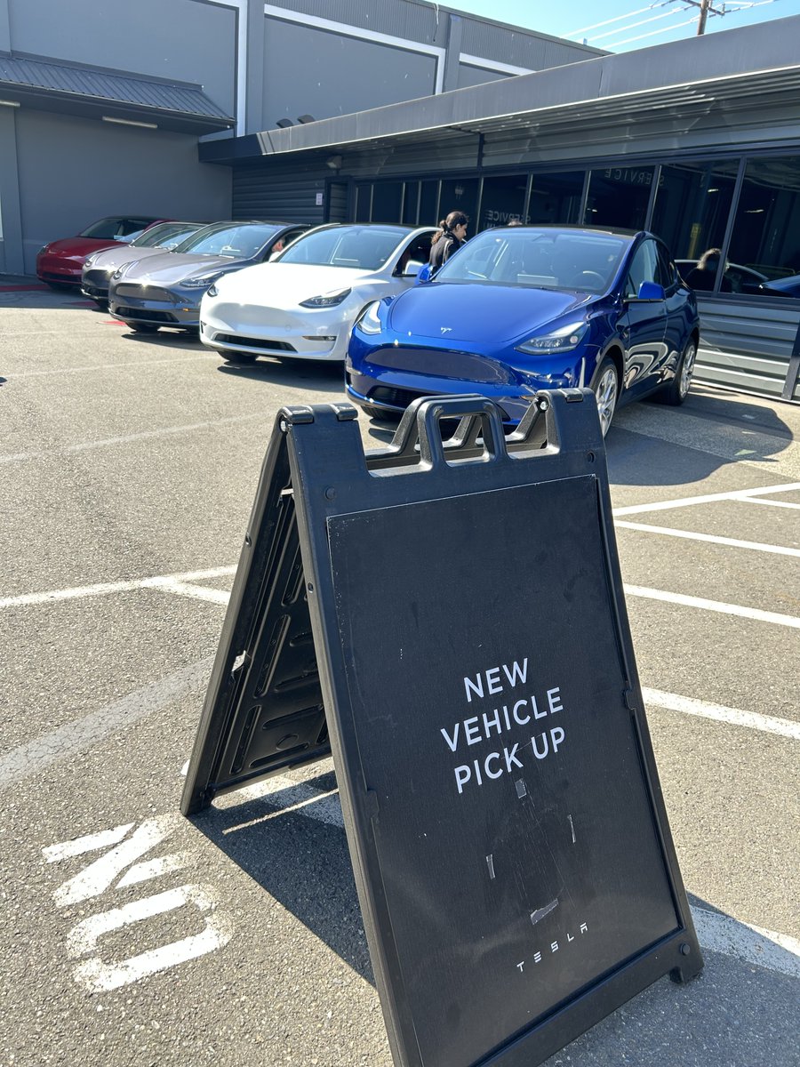 kaz_kazuhisa's tweet photo. 4日前にウェブ注文したテスラのモデルYを早速受け取ってきた。
ほぼ全ての手続きがアプリで完結するユーザー エクスペリエンスとそのスピード感に驚いたので、その流れをテスラ購入体験記🇺🇸として書いてみた。  

1日目
テスラのウェブサイトでグレードや色、オプションなどを確認。欲しい組み合わせの新車在庫があったので、そのまま在庫車を注文した。
この時点では Ready to deliver と書いてあるだけで納車まで何日かかるか、どのような手続きが必要なのかなど、色々と不明だったけど気にしない。

2日目
翌日、Tesla アプリにサインインして納車準備を進めてください、というメールが来た。
アプリの画面指示に従って、住所や免許証、自動車保険などの情報を登録したり、ローン申請や下取り見積依頼なども済ませた。
数時間後、納車日時の予約依頼の通知が来た。アプリで空きスケジュールを確認すると、最短2日後から納車可能になっていて驚いた。
さらに数時間後、今度はローンの承認通知が来た。何このスピード感ｗ

3日目
下取り価格の通知が来た。適当に取った写真しか提出していないのに市場価格より高い金額提示だったので、テスラに下取りしてもらうことに決めた。下取りだと楽だし。

4日目
納車前の支払と書類へのEサインの依頼通知が来た。これらもアプリで済ませて納車準備完了。あまりに簡単スムーズすぎて、これで大丈夫なのかと少し不安になった。

5日目
シアトルのデリバリーセンターで車を受け取ってきた。
ウェブで注文して以来ずっとアプリだけだったけど、ここで初めて人と接触した。と言っても、何枚かの書類に手書きでサインしてカードキーを受け取るだけ。
「外に Good to go で停めてあるから、もう乗っていっていいよ。Congratulation!」とあっさり納車完了。

ということで、ウェブ注文後これほど短期間で納車されるとは思っていなかったし、注文から納車までのプロセスが予想以上に完全デジタル化されていて驚いたテスラ購入体験でした。