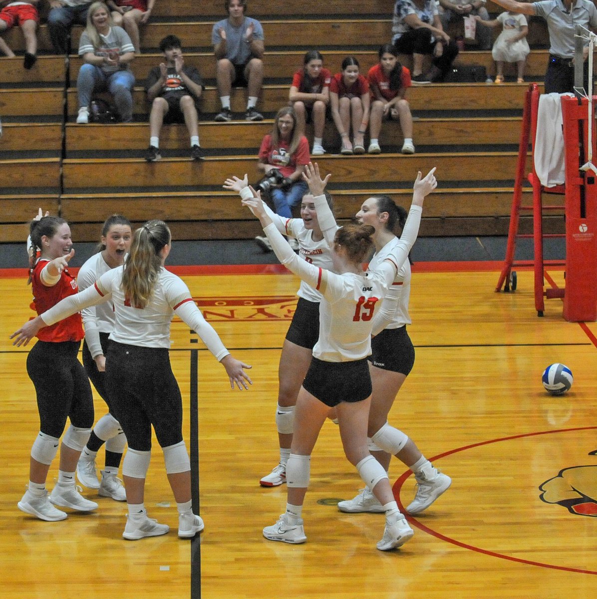 Ott_Athletics's tweet photo. VB: Otterbein - 3, Hanover - 1 (FINAL) ... Both sides trade sets early before the Cards stand on top 25-15, 14-25, 25-21, 25-17. Maddie Mergen hits .300 on the night, Olivia Vitaz dishes 45 assists, and team posts 9-1 edge in service aces! Full recap ⬇️  

https://t.co/HBC3RCNc26 https://t.co/5CubgnO3Bt