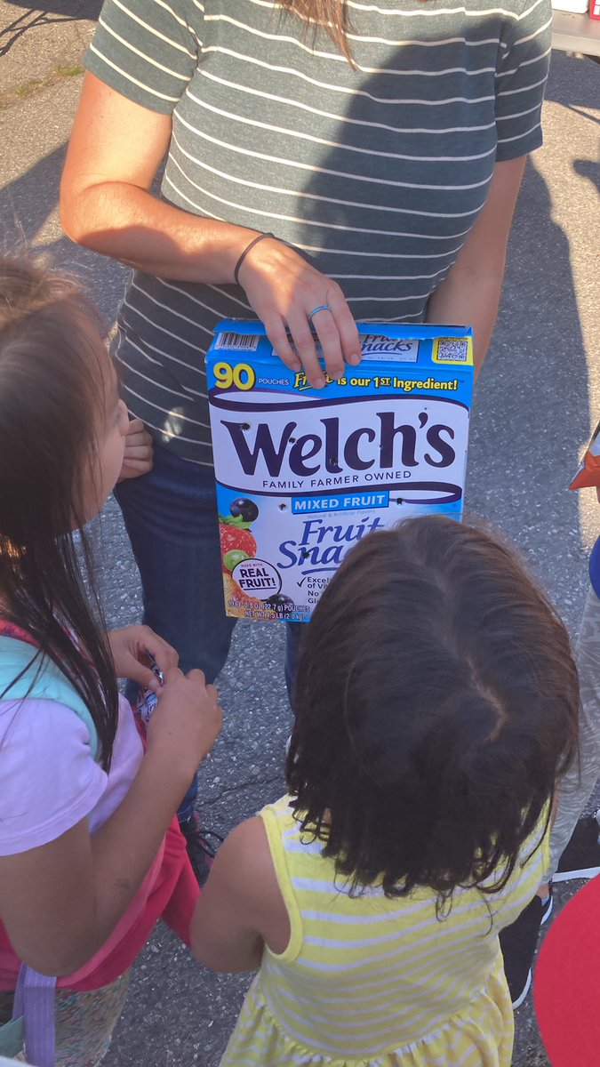 RavennaBlog's tweet image. Hey, Wedgwood: Anyone missing a blue parakeet? He’s hanging out at the Wedgwood Elementary BBQ, currently. 🦜📦